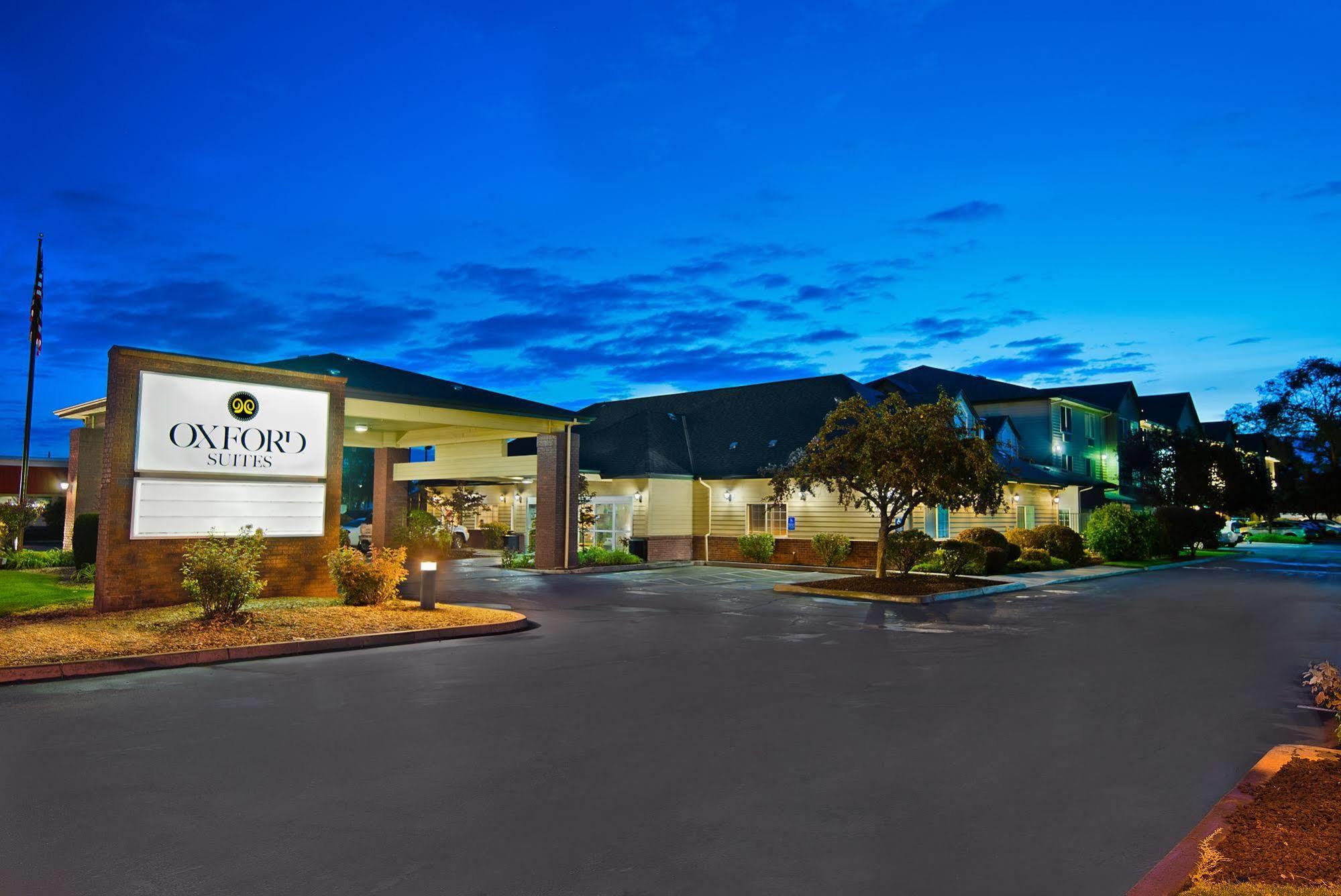 Oxford Suites Hermiston Buitenkant foto