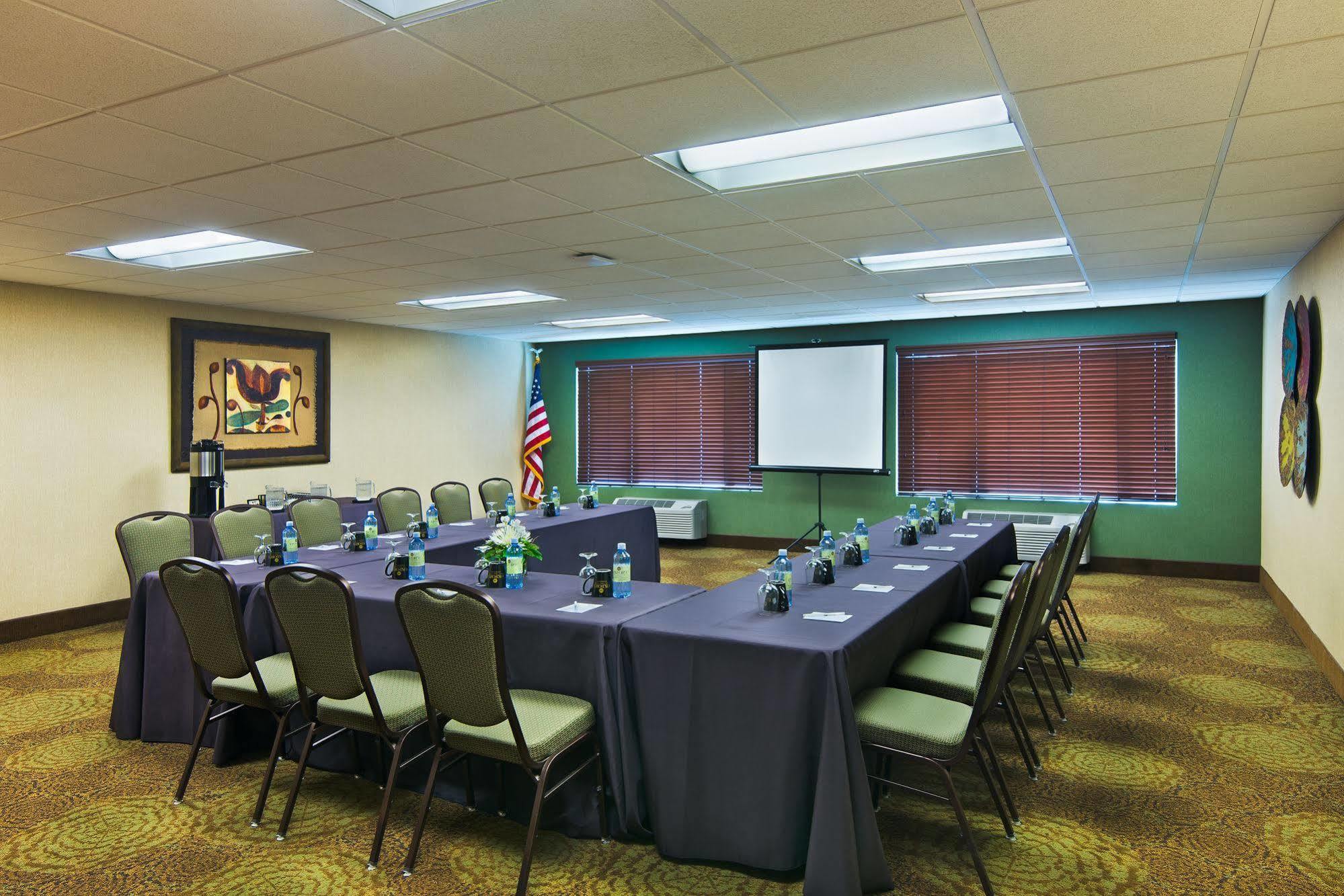 Oxford Suites Hermiston Buitenkant foto