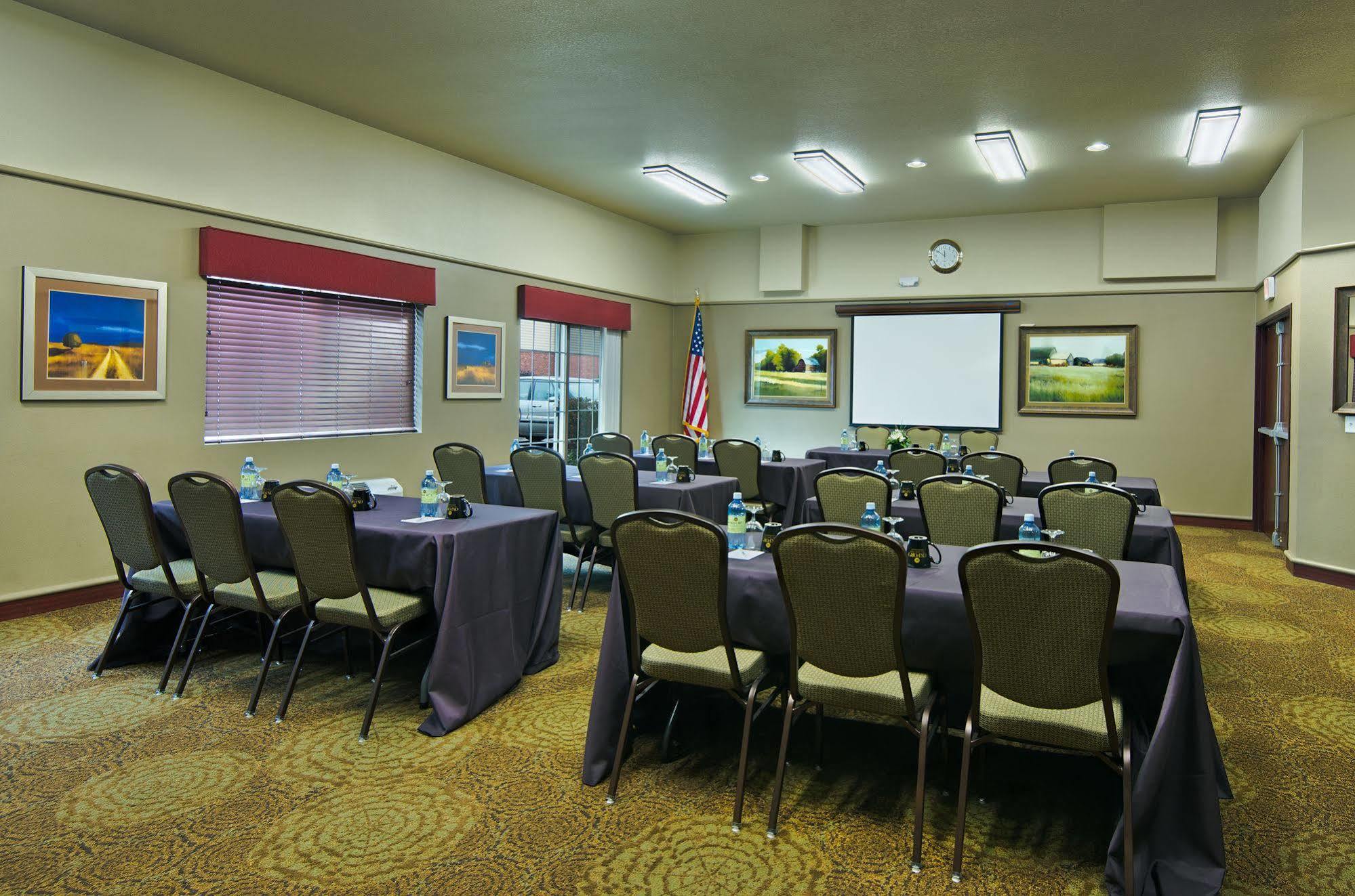 Oxford Suites Hermiston Buitenkant foto