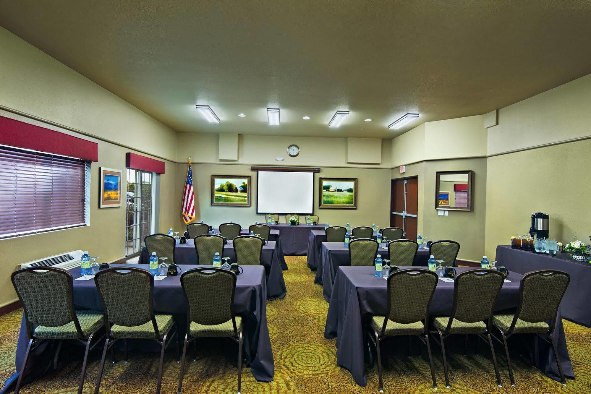 Oxford Suites Hermiston Buitenkant foto