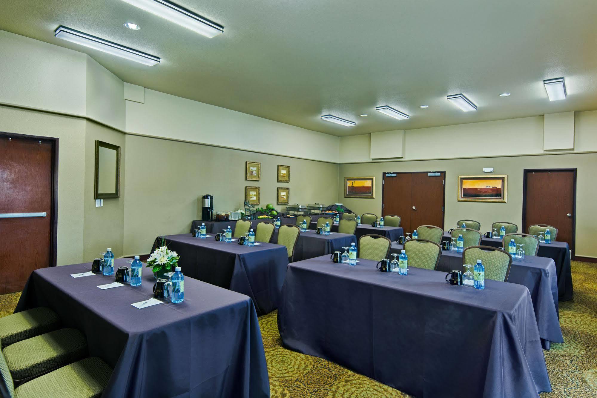 Oxford Suites Hermiston Buitenkant foto