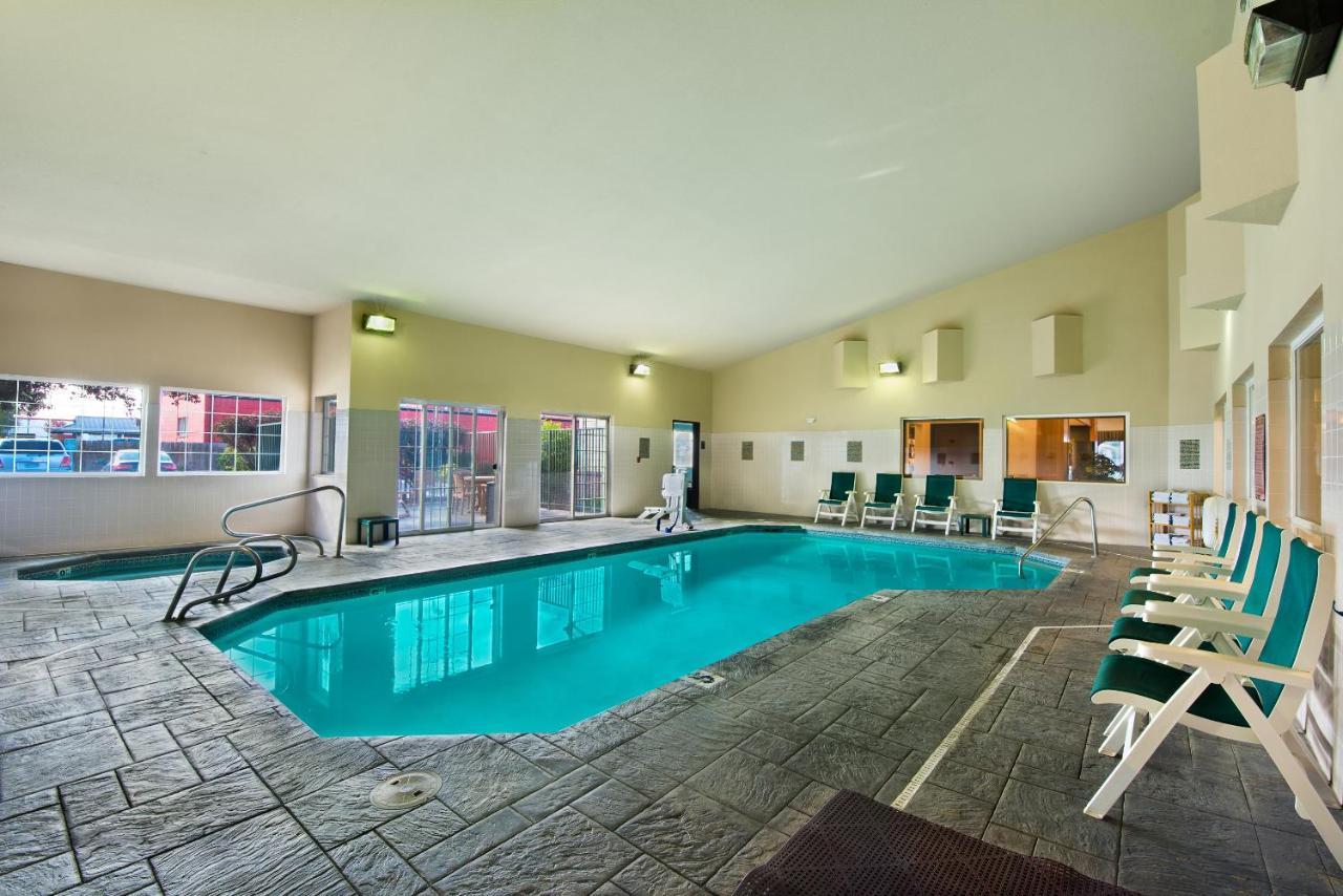 Oxford Suites Hermiston Buitenkant foto